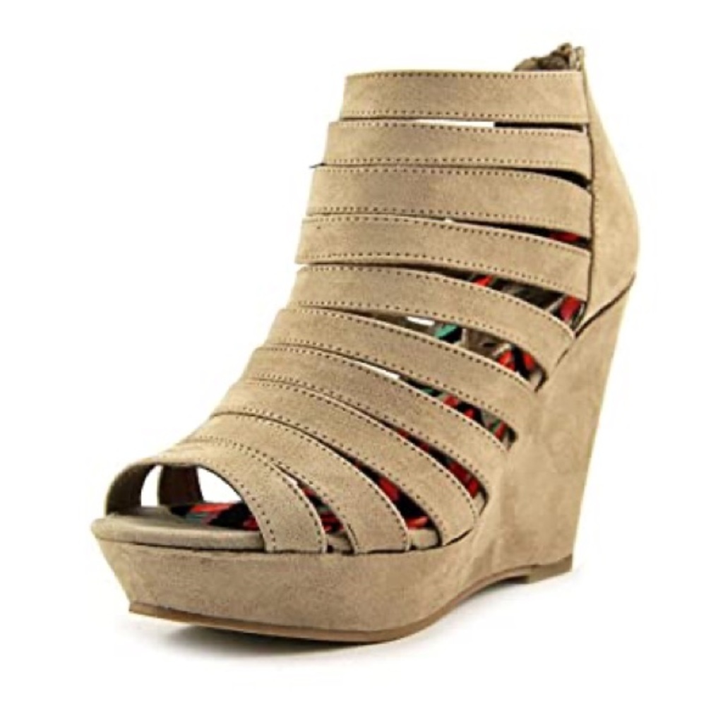 🤍Madden Girl Kickit Taupe Wedge❤️